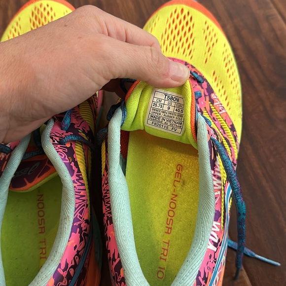 ASICS - Picture 4 of 4